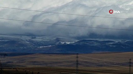 Kars’ta dağların zirvesine mevsimin ilk karı yağdı