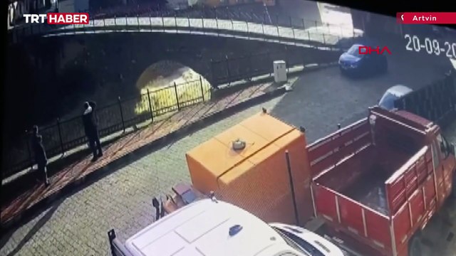 Artvin'de tarihi köprünün yıkılma anı kamerada