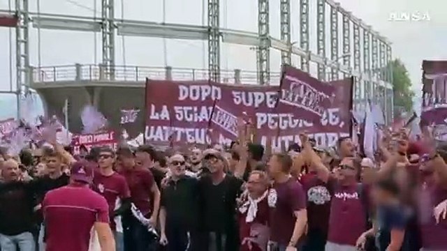 Torino, contestato il presidente granata Urbano Cairo: 5mila in corteo