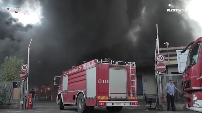 Modena, incendio alla Dsv: i vigili del fuoco spengono le fiamme