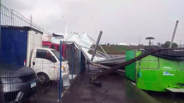 Vendaval derruba estrutura montada em evento no Autódromo de Cascavel