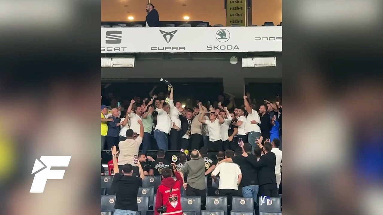 Sadettin Saran'ı destekleyen kongre üyeleri, stadyumda kutlama yapmaya başladı