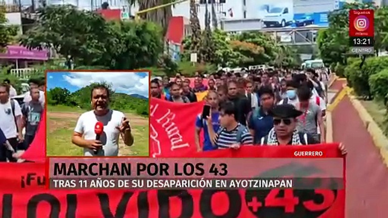 En Guerrero, familiares de los 43 normalistas desaparecidos de Ayotzinapa marchan pidiendo justicia