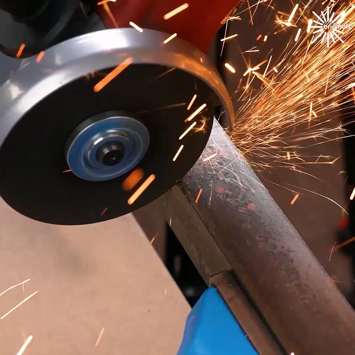 Learn this trick with a hinge from a blacksmith!