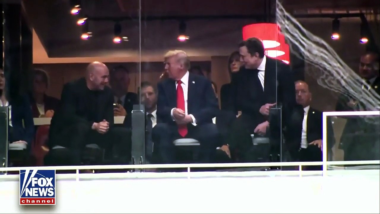 L'image de la nuit : Trois mois après leur rupture spectaculaire, Donald Trump et Elon Musk se retrouvent et se serrent la main lors de l'hommage à Charlie Kirk