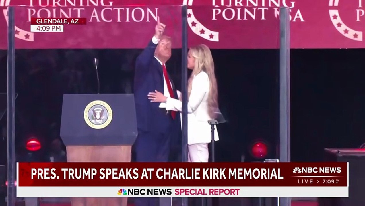 Face à des dizaines de milliers de personnes Donald Trump et Erika Kirk, la veuve de Charlie Kirk, ont rendu un hommage très émouvant à l'influenceur assassiné