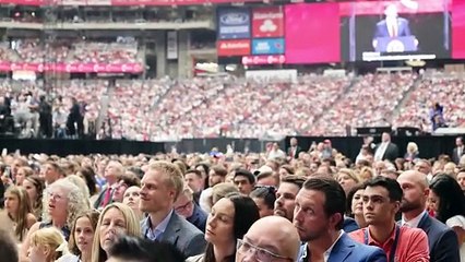 Charlie Kirk es convertido en mártir conservador por los republicanos en su multitudinaria despedida