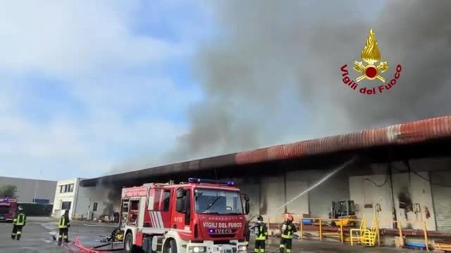 Modena, il video dell'incendio all'azienda Dsv: la grande nube di fumo e i vigili del fuoco che domano le fiamme