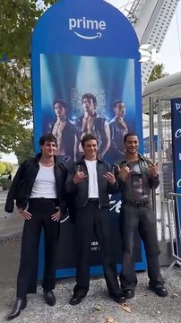 Le cast de Culte - 2Be3 (@simonymusique , @hyrrro & @judasmarin7 ) au @festivaldelafiction de La Rochelle pour présenter la série disponible dès le 24 octobre sur @primevideofr ! _ #culte #2be3 #primevideo #filipnikolic #adelkachermi