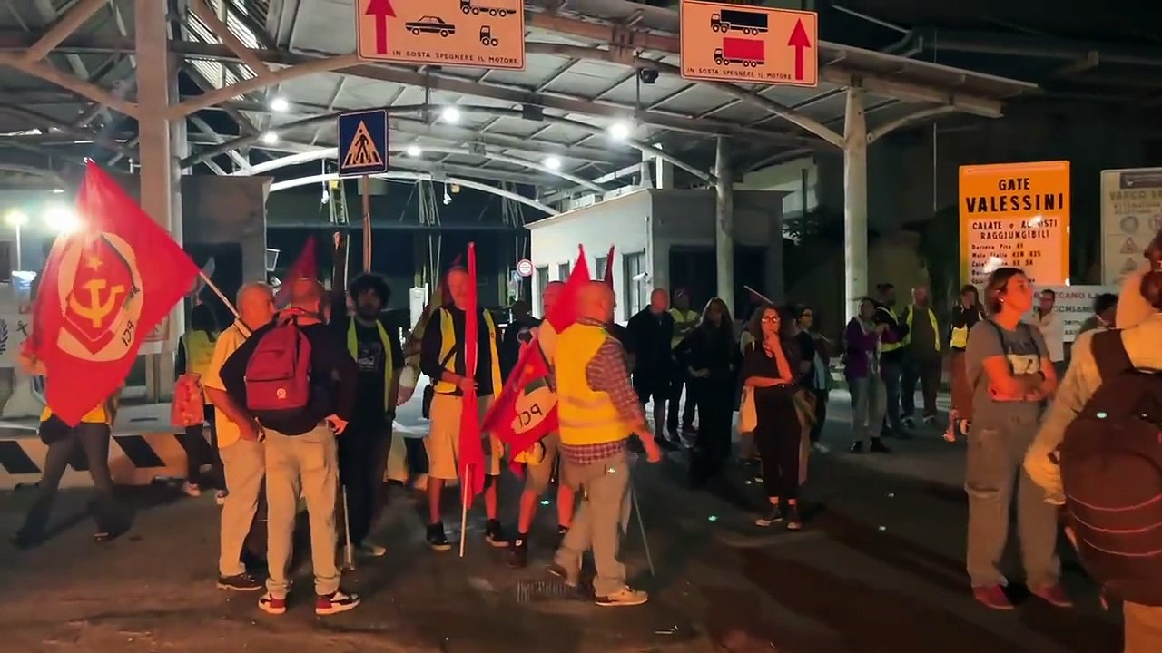 Sciopero per Gaza, la protesta al porto di Livorno