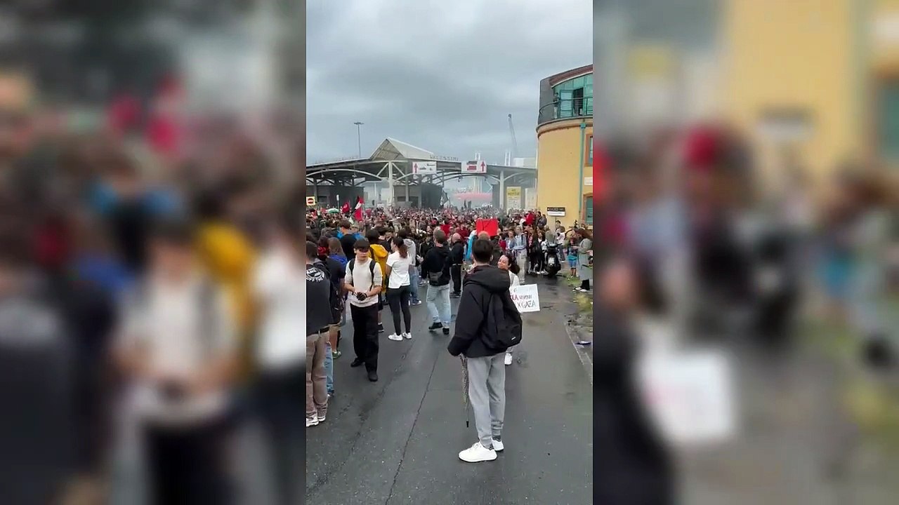 Sciopero per Gaza: l'arrivo degli studenti al varco Valessini