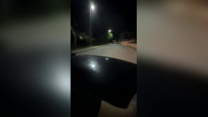 Esine, si filma sul tettuccio dell'auto in corsa e cade: gravissimo