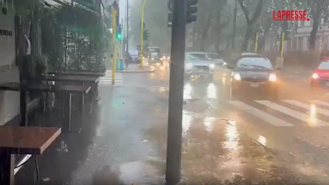 Forte pioggia a Milano: strade allagate e traffico in tilt