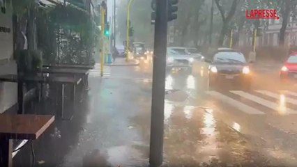 Forte pioggia a Milano: strade allagate e traffico in tilt