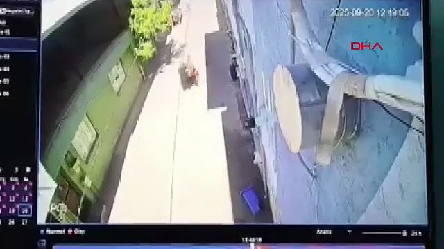 Kucağında çocuğuyla yürüyen anneyi 3 kadın darbetti