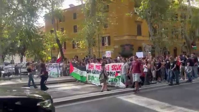 Bandiere palestinesi e slogan pro pal al corteo degli studenti, traffico bloccato