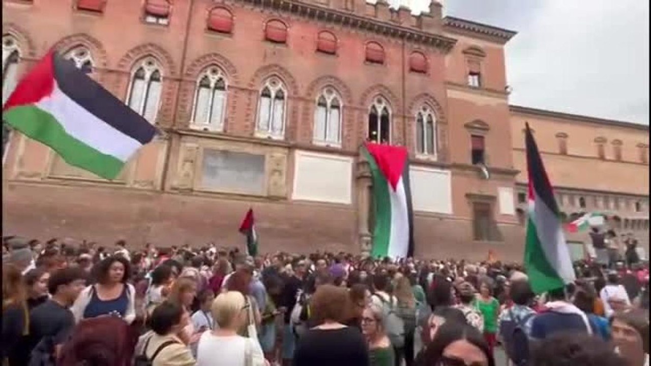 Il video del Comune di Bologna che espone la bandiera della Palestina nel giorno dello sciopero per Gaza