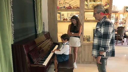 Türkiye'nin 6 yaşındaki piyano dehası görenleri hayretler içinde bırakıyor