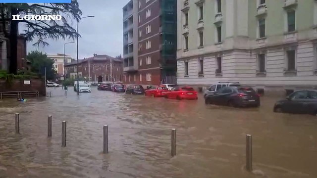 Milano, esonda il Seveso: strade allagate in zona Niguarda