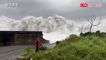 強颱樺加沙掀滔天巨浪 台東太麻里村民架木板難擋海水倒灌
