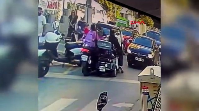 Kadıköy'de araçla çarptığı kadın bayıldı; tepki gösterenleri bıçakla tehdit etti