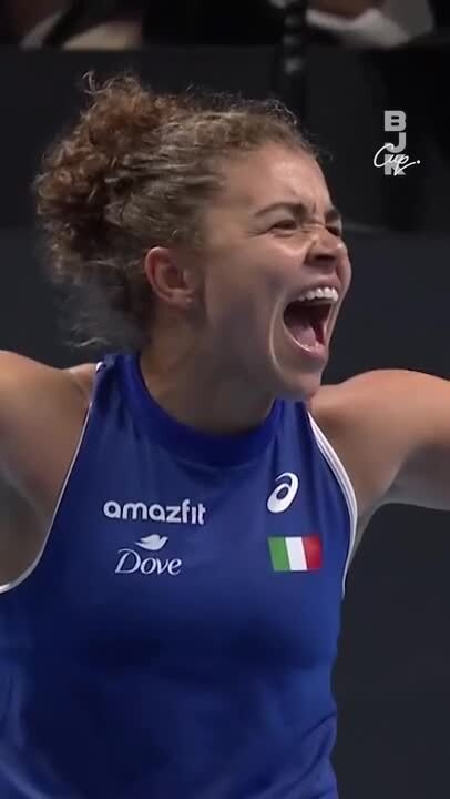 Italy advance to the finals