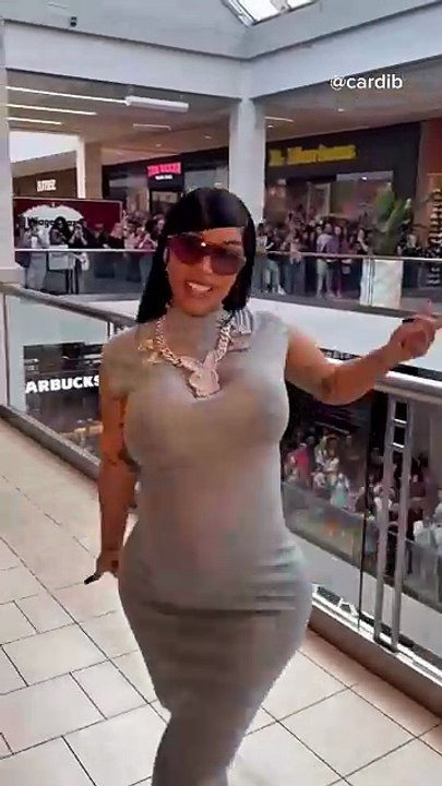 Cardi B, plus rayonnante que jamais en mode maman, partage sa joie immense : après 7 ans d’absence, elle signe enfin son grand retour avec son nouvel album “Am I the Drama?” 🎶 Un projet dans lequel la rappeuse new-yorkaise prouve qu’elle reste une figur