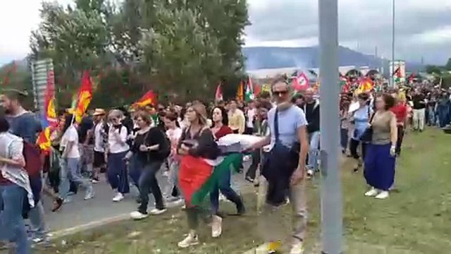 Palestina libera : in migliaia al corteo a Calenzano con bandiere e striscioni