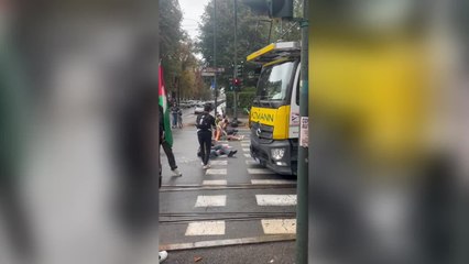 A Torino i manifestanti per la Palestina bloccano corso Vittorio Emanuele: tensioni con camionisti e automobilisti