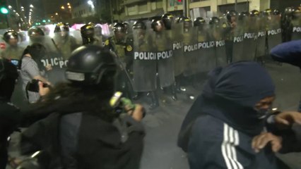 Manifestantes antigubernamentales se enfrentan con la policía en Lima