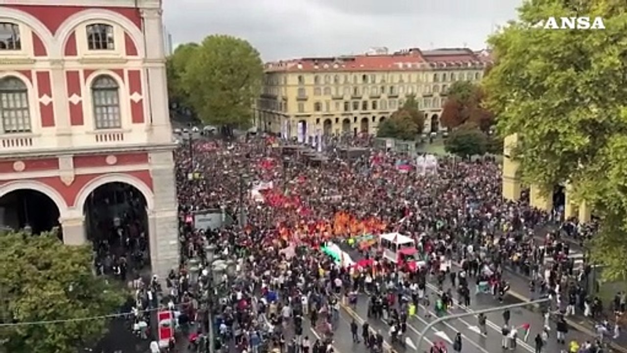 Torino in piazza per Gaza, in migliaia davanti a Porta Nuova