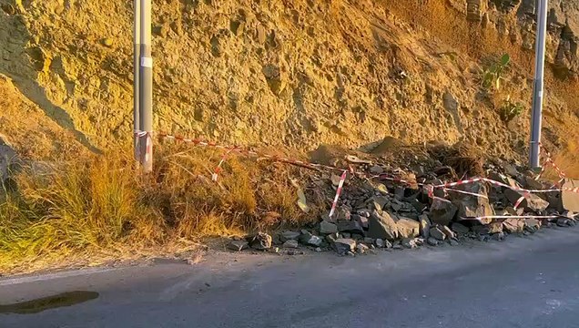 Lipari, ancora una frana sulla strada provinciale di Bagnamare