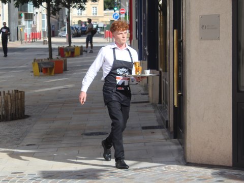 28 serveuses et garçons de café font la course dans les rues du Mans