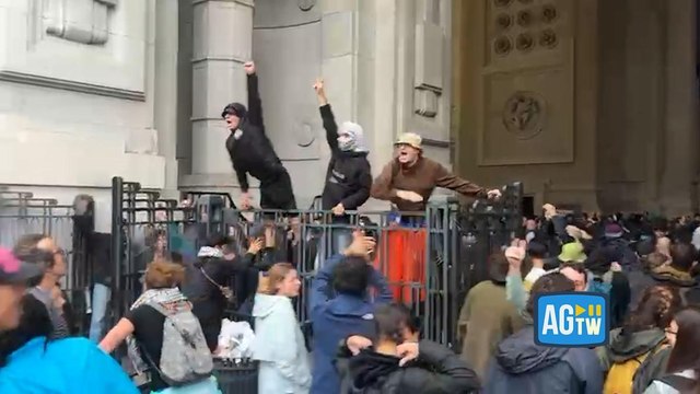 Milano, manifestanti sfondano i cancelli della stazione Centrale: scontri con la polizia