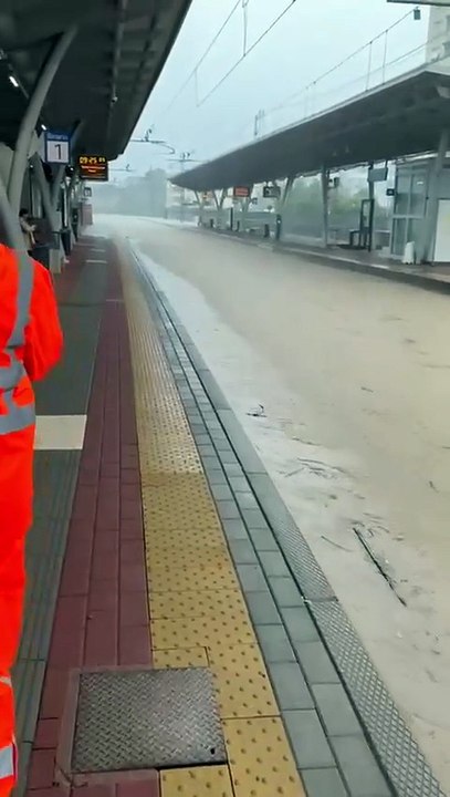 Meda, la stazione allagata: sui binari scorre l'acqua