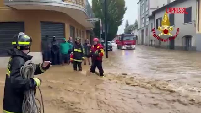 Maltempo a Como: esonda il Seveso a Cabiate, case allagate e auto sommerse