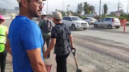 Ante demora de la autoridad, vecinos bachean con sus propios recursos la avenida Adolf Horn