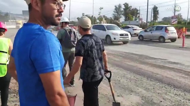 Ante demora de la autoridad, vecinos bachean con sus propios recursos la avenida Adolf Horn