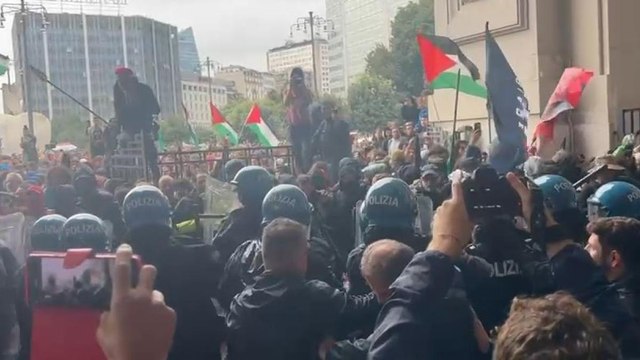 Manifestanti tentano di entrare in Stazione centrale di Milano: sassaiola e cariche della polizia