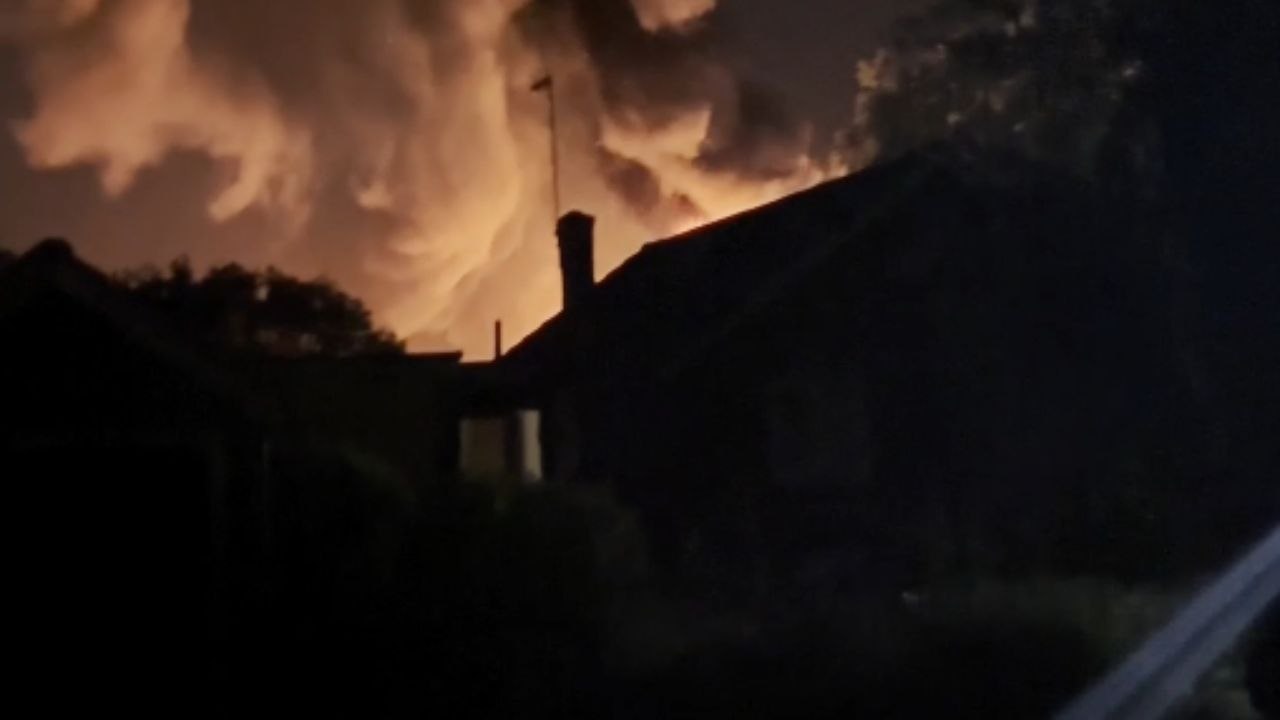 Combine harvester catches fire at night and fills the village with smoke