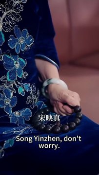 After waking up from a car accident and unexpectedly gaining the ability to rewrite the plot, she uses her inherited gold finger to kick out the scumbag and marry the boss who has a crush on her. After marriage, she is pampered and becomes the apple of