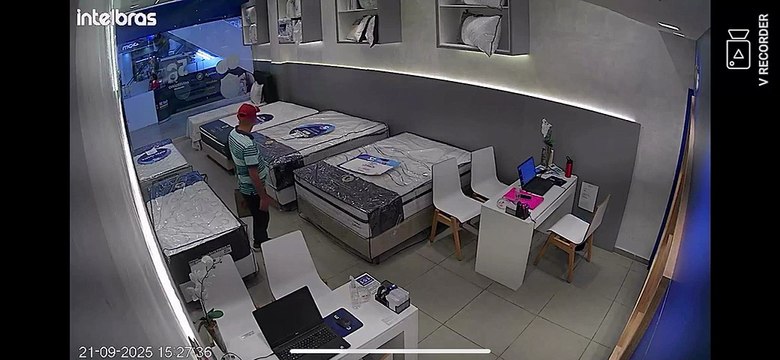 Homem é flagrado furtando celular dentro de loja de colchões em shopping