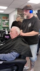 VIDEO Coiffeur offre coupe cheveux