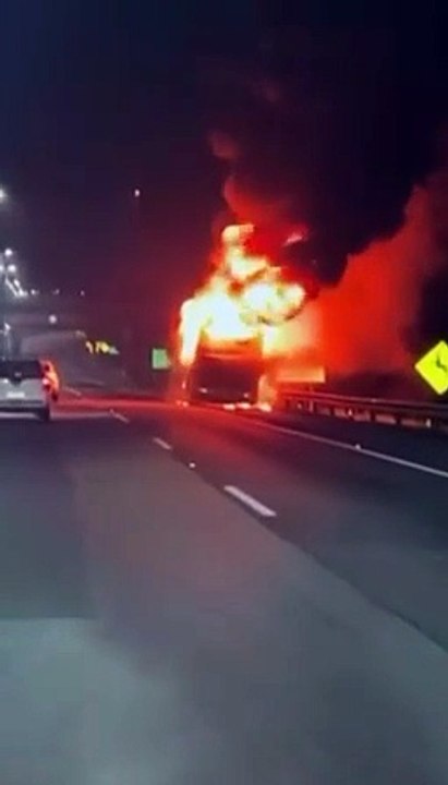 Ônibus com atletas de natação pega fogo em SC
