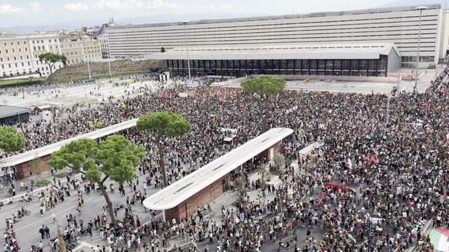 Roma, sciopero generale per Gaza: le immagini dall'alto dei manifestanti a piazza dei Cinquecento