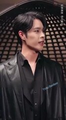 Chàng trai bị truy sát liền đè cô gái vào xe: bảo người đẹp hãy giả vờ như đang mực hấp đường phèn