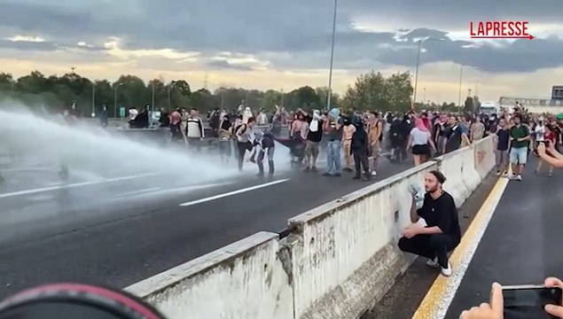 Sciopero per Gaza: a Bologna manifestanti in tangenziale, polizia usa idranti e lacrimogeni