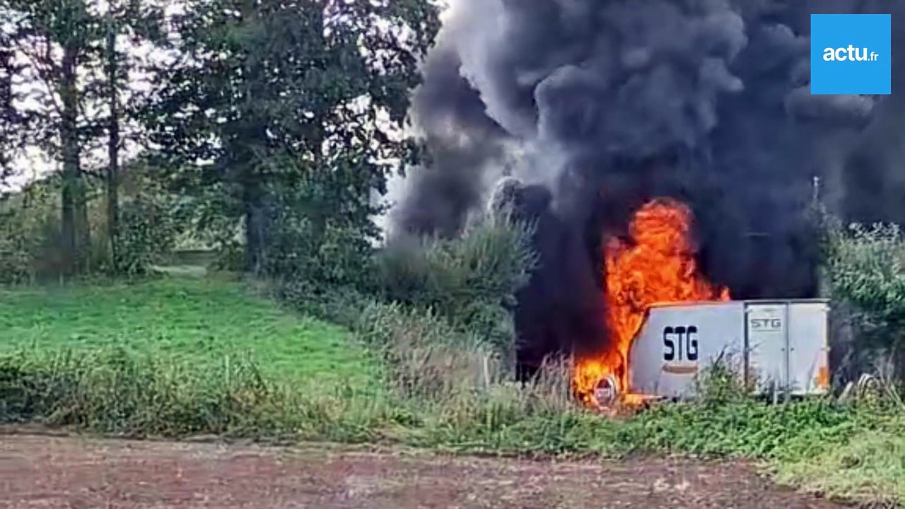 Un camion prend feu sous un pont de la RN 164