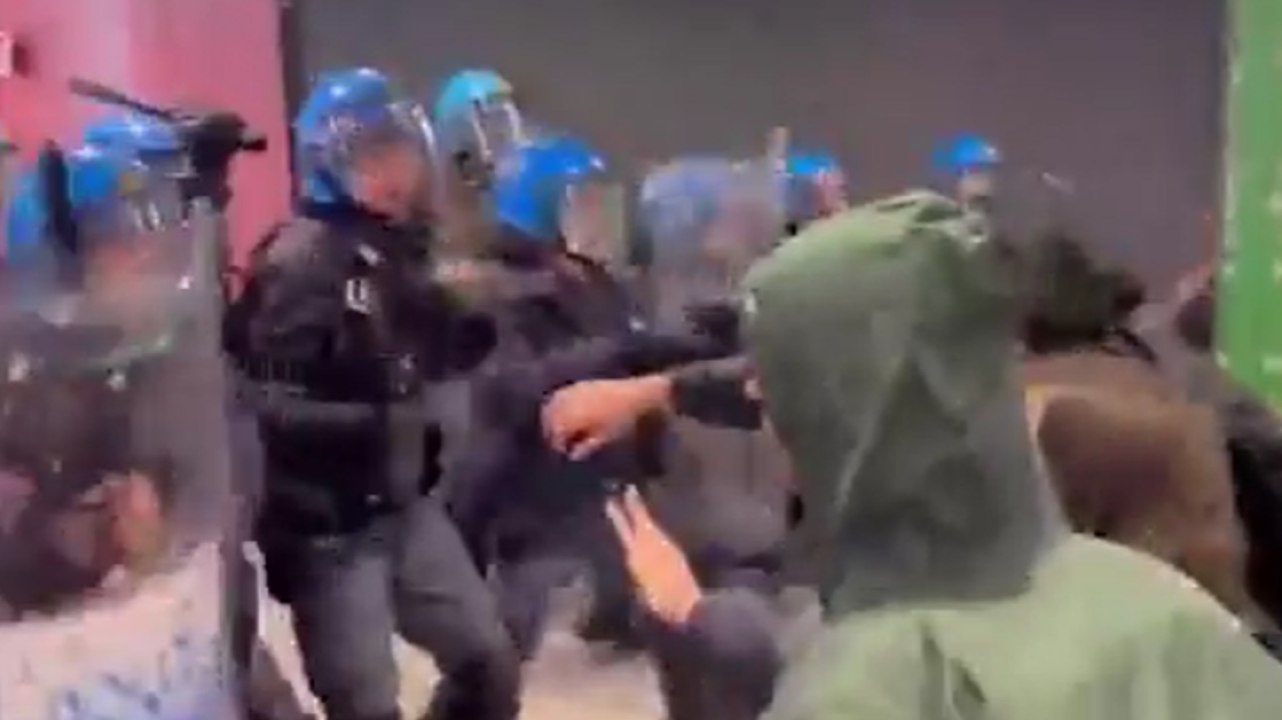 Sciopero per Gaza, scontri a Milano in Centrale tra manifestanti e polizia