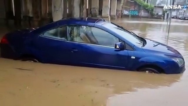 Maltempo a Milano, allagamenti in Viale Zara, auto sommerse dall'acqua